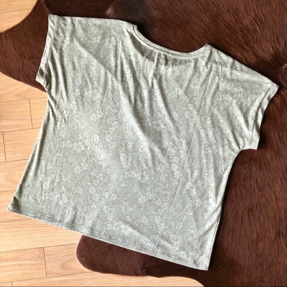 ✨2/$15-Suzy Shier Sage Green Floral T-Shirt - Picture 6 of 9
